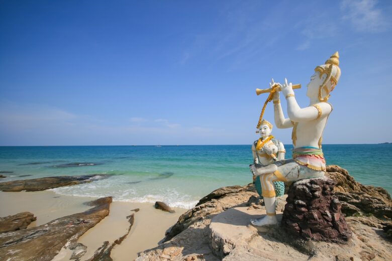 Estatuas sirenas en Sai Kaew Beach