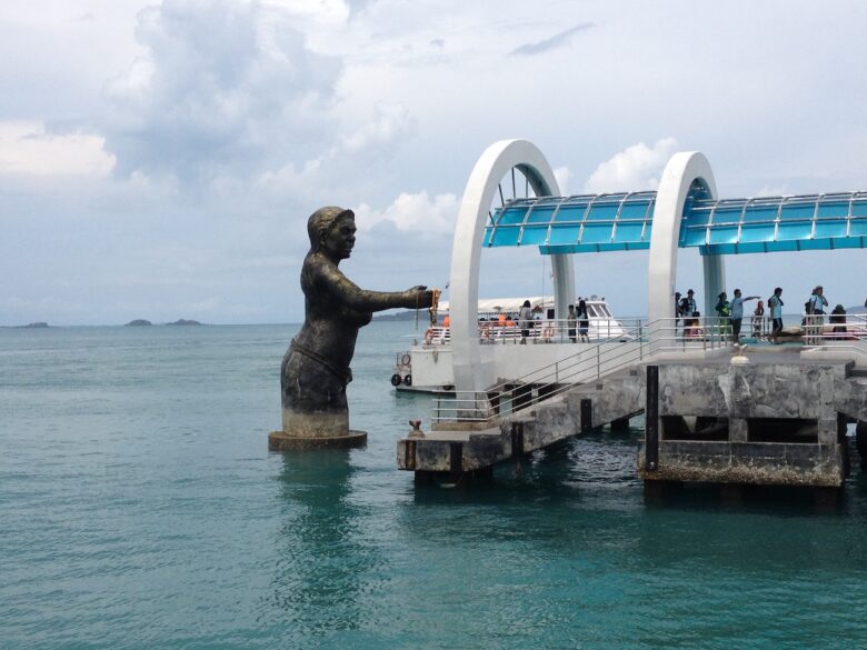 Estatua de la sirena en el embarcadero de Na Dan